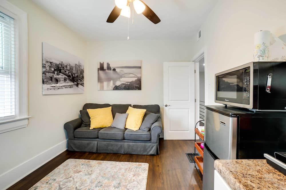 Walk to Walnut St Pet-Friendly Pittsburgh Home! - פיטסבורג - סלון