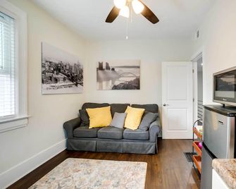 Walk to Walnut St: Pet-Friendly Pittsburgh Home! - Pittsburgh - Pokój dzienny