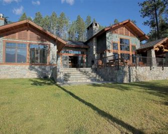 Lakeside Vacation Rental with Stunning Views and Spacious Interior on Flathead Lake, Montana - Polson - Building