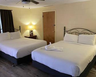 JI2, Queen guest room located on the entrance to our property on the highway Hotel Room - Mount Ida - Habitación