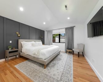 Hot Tub & Ev 3b2b Single Level House King Bed Parking - Shoreline - Bedroom