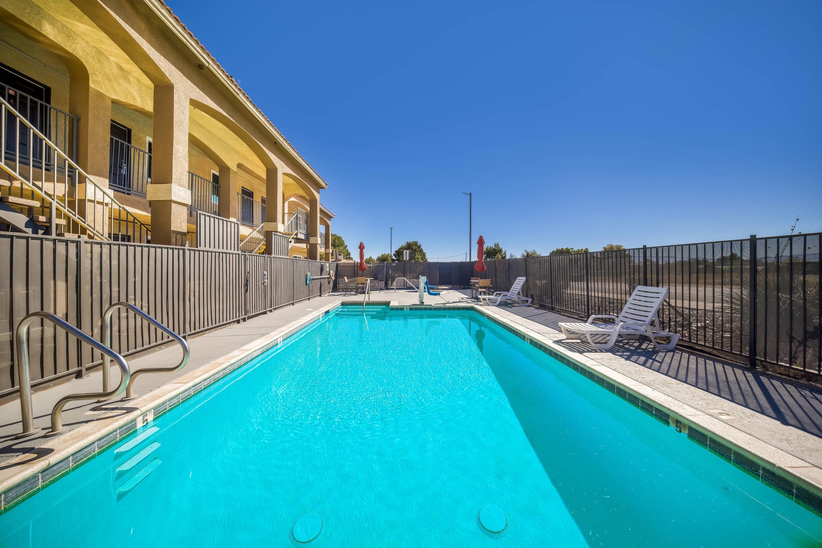 Quality Inn & Suites Victorville - Hesperia - Mountain View Acres - Piscina