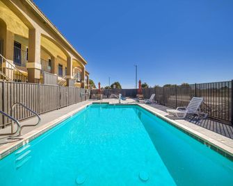 Quality Inn & Suites - Mountain View Acres - Zwembad