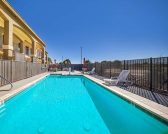 Quality Inn & Suites Victorville - Hesperia - Mountain View Acres - Piscina