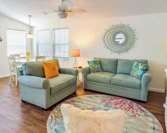 Cozy Jensen Beach Home Pool Access, Walk to Beach - Jensen Beach - Living room