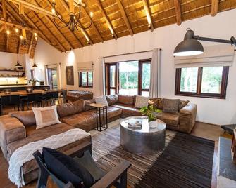 Kingly Bush Villa - Phalaborwa - Living room