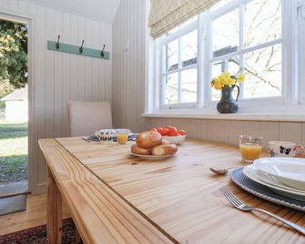 The Woodshed, Romantic, Country Holiday Cottage In Weeley - Clacton-on-Sea - Dining room