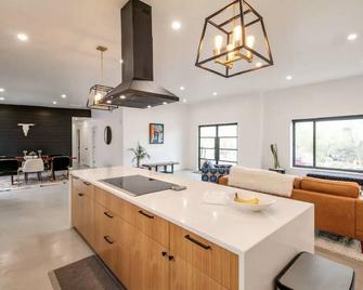 Casa Tui: Sabino Canyon! Cyclists! Gym+Pool+Views! - Vail - Kitchen