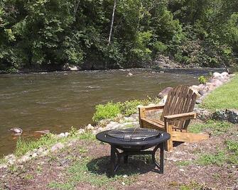 Mountains surround Doe River 400 ft Frontage, wildlife out the back door. - Elizabethton - Patio