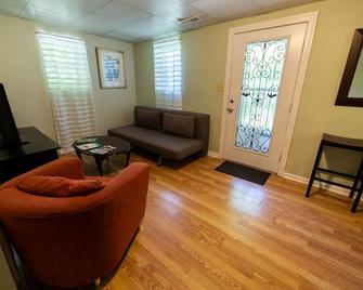 Private & sweet patio level apartment in downtown Winston-Salem - Winston-Salem - Living room
