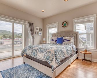 Rockaway Hideaway - Rockaway Beach - Bedroom