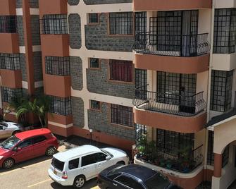 Safari in the city. Home away from home - Embakasi - Building