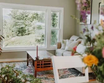 Artistic Nature Cottage - Williamstown - Living room