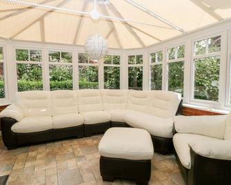 Oakapple Cottage - Lyndhurst - Living room