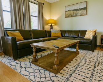 Retreat to 5 Acres of Privacy Just 1 Mile from Downtown Frankenmuth. - Frankenmuth - Huiskamer