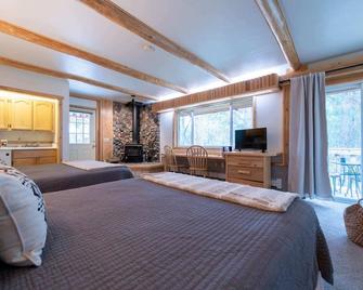 Fishing Cabin in the Woods - Eureka - Bedroom