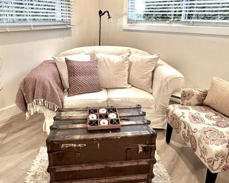 Cute and Cozy, Walking distance to Gorgeous Beach or Beautiful Forest Walk! - Victoria - Wohnzimmer