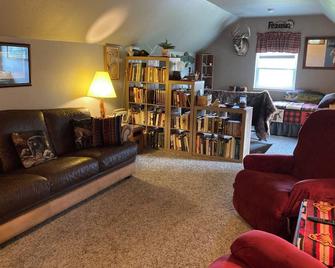 Meadowlark Mountain Ranch Retreat - Belle Fourche - Huiskamer