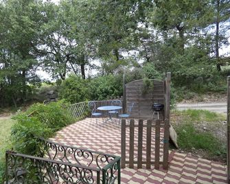 Small, simple apartment in the heart of the Luberon countryside. - Bonnieux - Innenhof