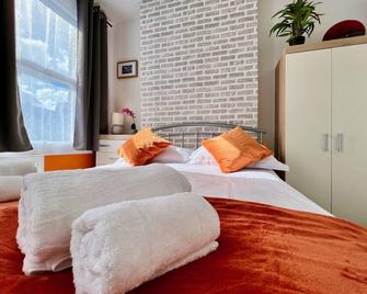 Clarence House 3 Bedrooms 8min to Station E17 North East London - London - Bedroom