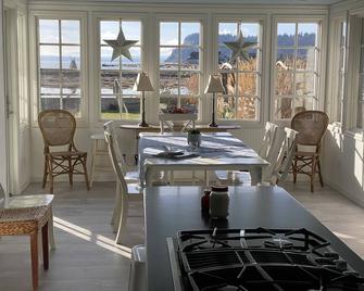 5 Bedroom Beachfront Home on Whidbey Island - 10 m. from Ferry - Clinton - Comedor