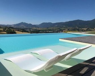 Serre Alte Landscape Luxury Rooms - Matelica - Piscina