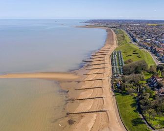 Lovely 6 berth caravan with free Wi-Fi at Harts Holiday Park, Kent ref 74068W - Sheerness - Strand