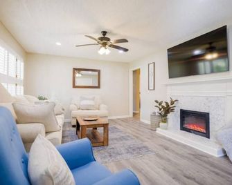 Newly decorated McRee Place, centrally located, private, spacious, pets welcome - Valdosta - Living room