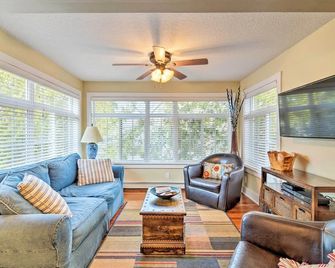 Day Trips to Boyne Mtn! Downtown Charlevoix Duplex - Charlevoix - Вітальня