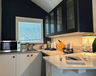 The Tiny Tipsy Turtle - Guerneville - Kitchen