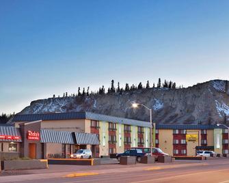 Quality Inn & Suites - Whitehorse - Building