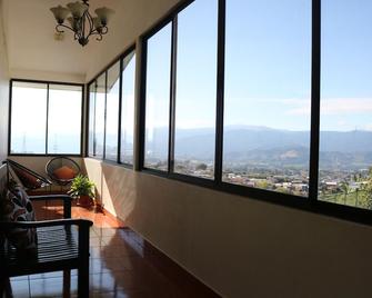Hotel Las Brumas - Cartago - Living room