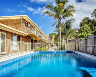 Allambi Holiday Apartments - Lakes Entrance - Pool