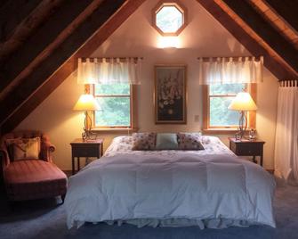 Beautiful large Woodland Valley/Phoenicia post & beam cabin with seasonal stream - Phoenicia - Bedroom