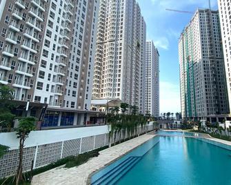 Nice And Stylish Designed 2br At Tokyo Riverside Pik 2 Apartment By Travelio - Yakarta - Piscina