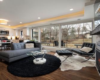 Bassett Creek Retreat - Golden Valley - Living room