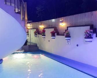 Cool Martin Family Hotel and Resort - Bacoor - Piscina