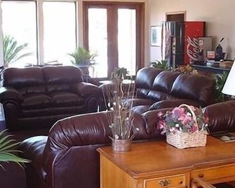 Motel 6 Freeport Tx - Freeport - Living room