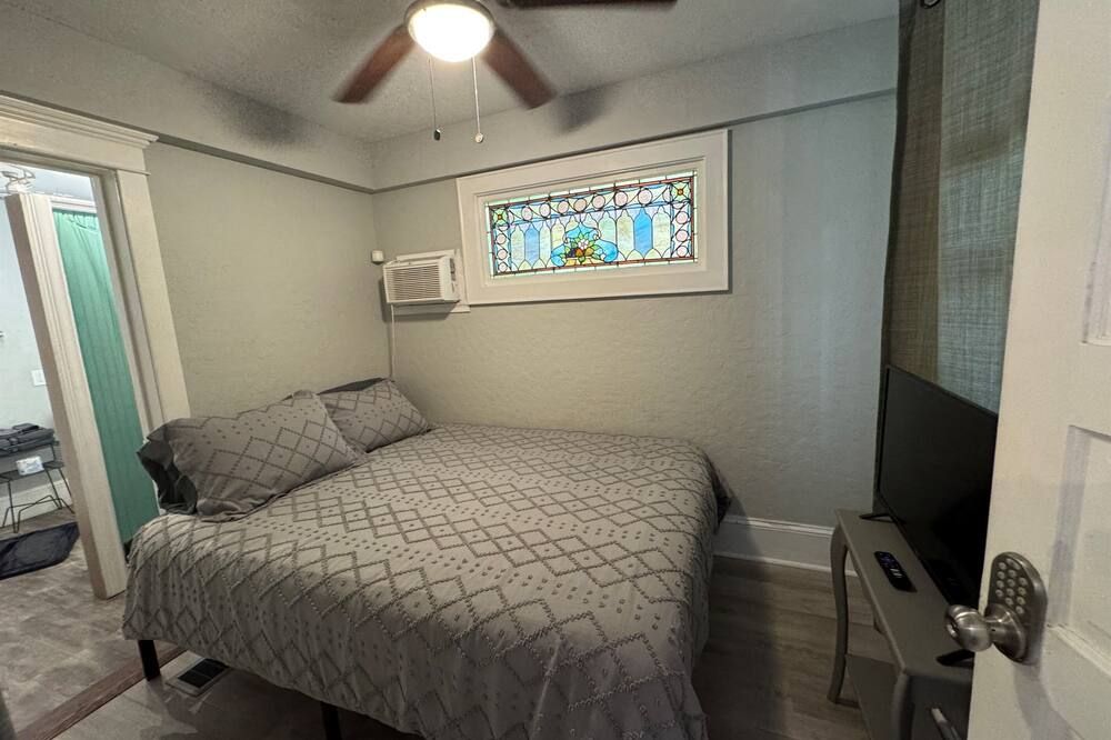 TINY unit in cottage in the middle of Downtown - אורלנדו - חדר שינה