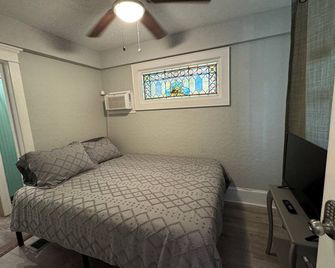 TINY unit in cottage in the middle of Downtown - אורלנדו - חדר שינה