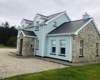 2 min's to beautiful beach, amazing home for 8 peeps huge garden. Suits families - Portsalon - Building