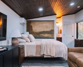 Hill Haus - A Cozy Cabin - Danville - Bedroom