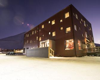 Svalbard Hotell | The Vault - Longyearbyen - Edificio