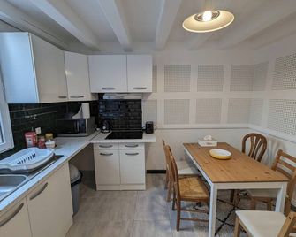 Comme une Petite Maison, au Calme et Proche Métro - Créteil - Kitchen