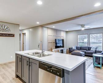 Hudson Oaks Country Creekside Home Hot Tub and Deck - Weatherford - Cocina