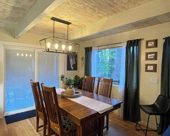 Dogwood Cabin - Cozy Cabin - Sonora - Dining room