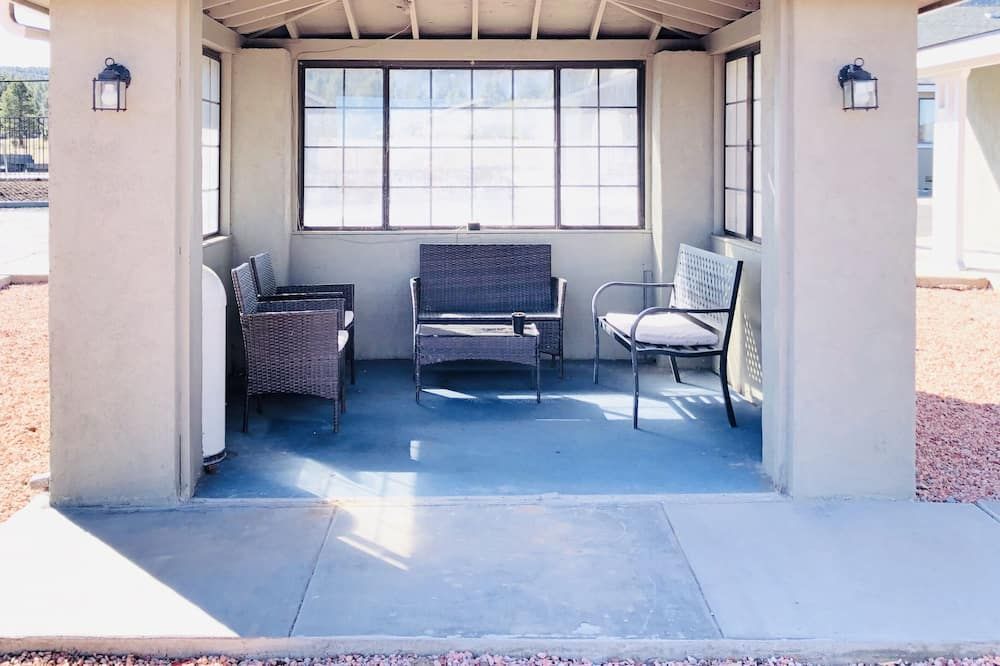 سوبر 8 باي ويندام ويليامز ويست روت 66/ جراند كانيون أريا - وليامز (اريزونا) - شرفة مرصوفة