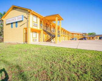 Regency Inn By OYO Rockdale Tx - Rockdale - Gebouw