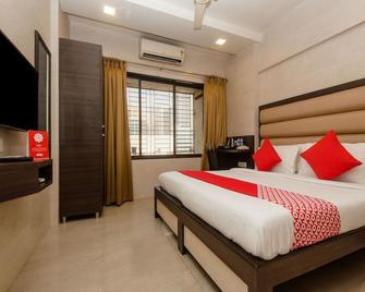 OYO 11908 Hotel Lake Bloom Residency - Mumbai - Bedroom