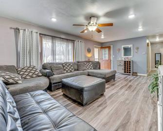 Newly Remodeled Home in Storm Lake with Private Yard - Storm Lake - Obývací pokoj